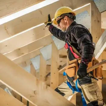 Charpentier à Nantes construisant une charpente traditionnelle en bois