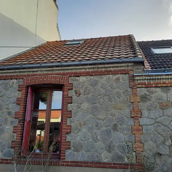 Couvreur Nantes 44 effectuant un entretien de toiture