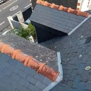 Couvreur Nantes 44 installant des tuiles neuves4