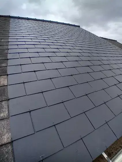 Couvreur Nantes 44 installant des tuiles neuves5