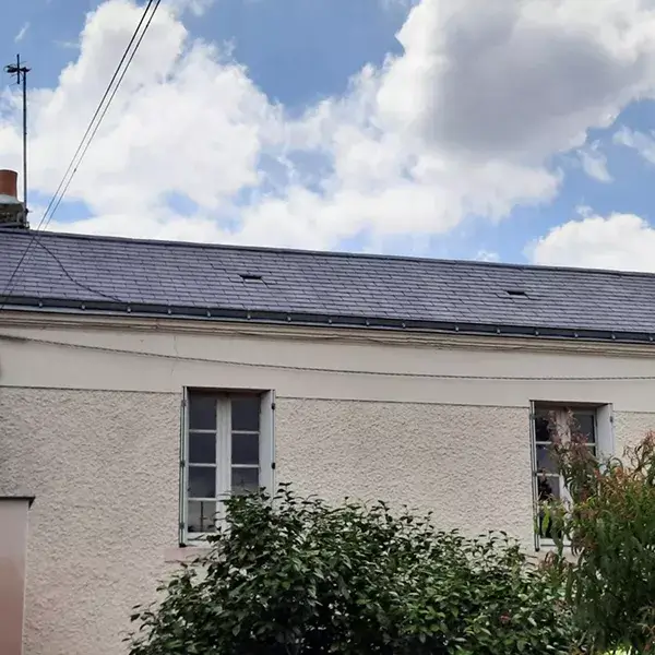 Travaux de couverture par Christopher Ploteau couvreur 44 en Loire Atlantique montrant une toiture entièrement rénovée avec des matériaux neufs