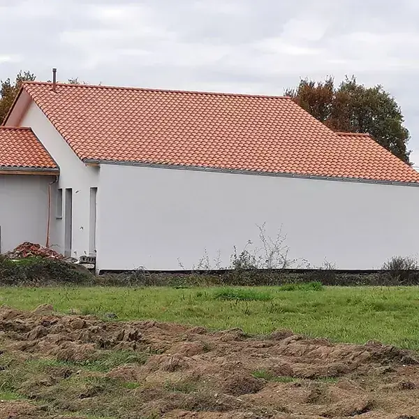 Couvreur Nantes 44 Inspectant Une Toiture